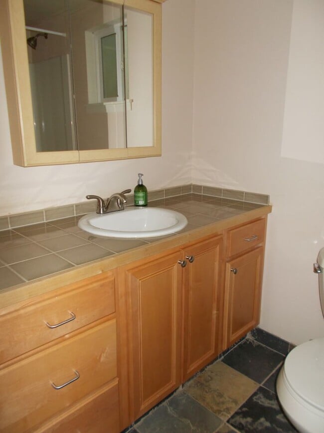 Building Photo - Charming Kenmore Cottage Three Blocks from Lake Washington