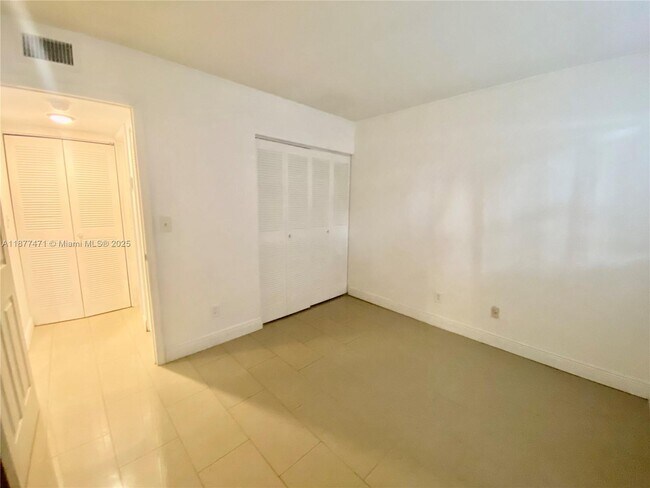 Building Photo - 3199 Foxcroft Rd