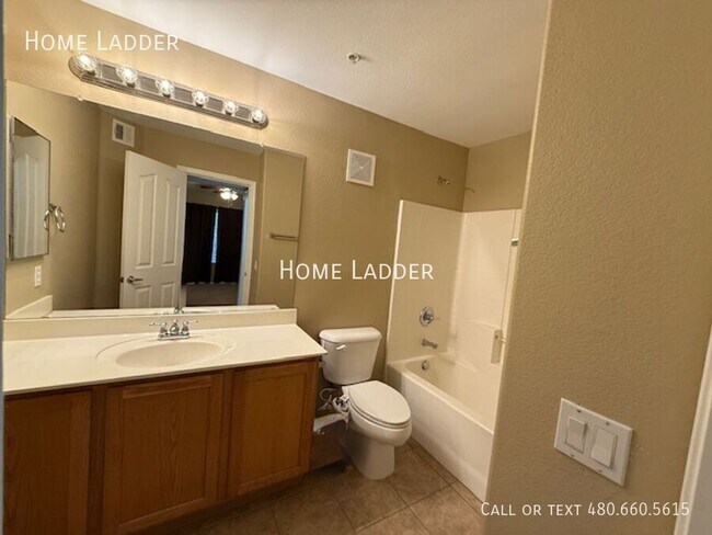 Building Photo - 2402 E 5th St