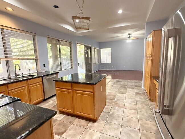 Building Photo - 9786 S La Rosa Dr