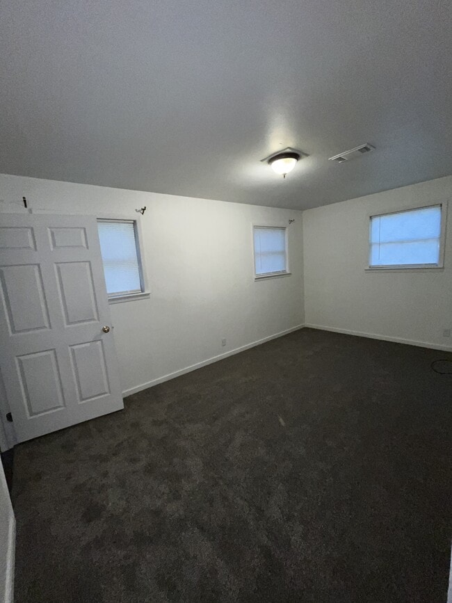 Building Photo - 2048 Oak Ave