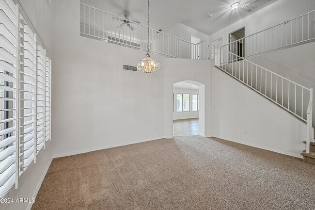 Building Photo - 2031 W Tracy Ln