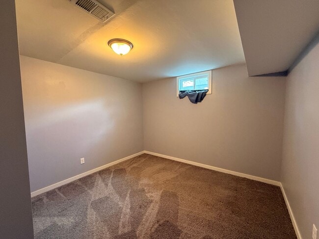 Building Photo - Spacious Twin Lakes Gem!!!