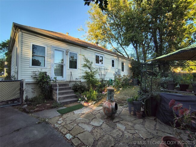 Building Photo - 3530 E 23rd St