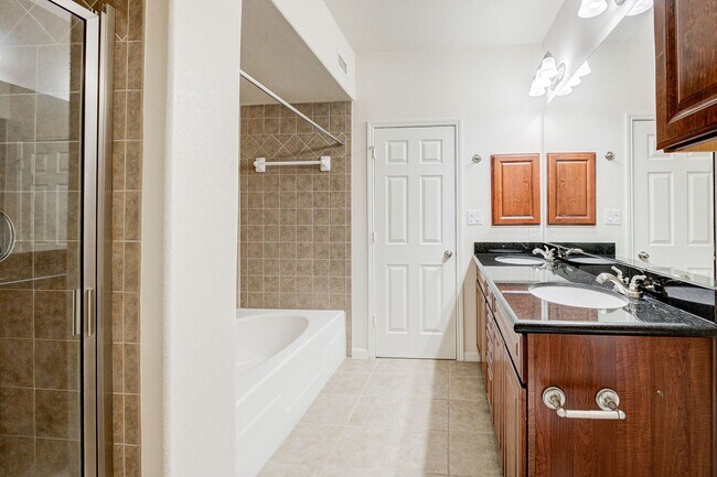 Building Photo - Home in a gated community with no back nei...