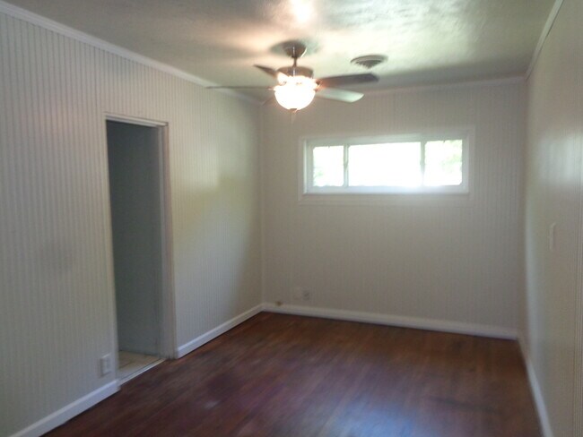 Building Photo - 642 B St