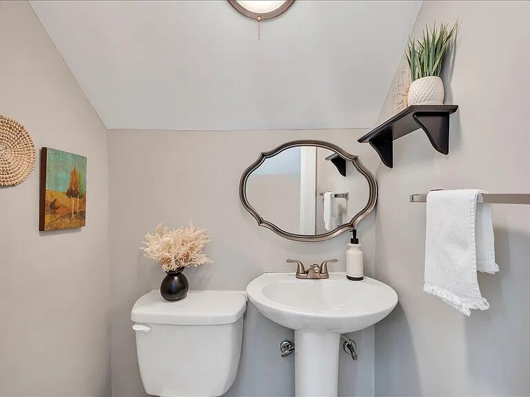 Building Photo - 823 Windsor Ave SW