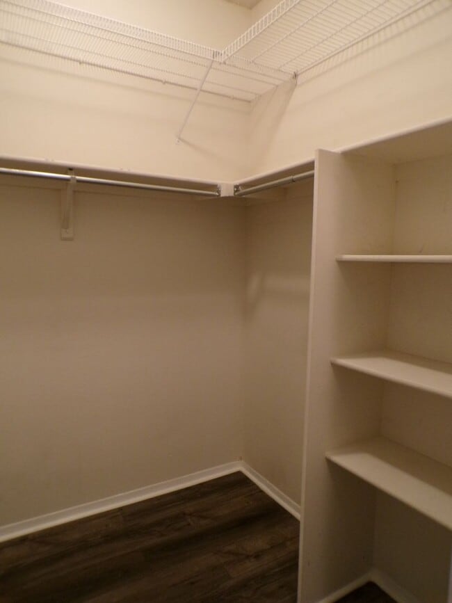 Building Photo - Charming 1 Bed, 1 Bath Main-Floor Condo in...