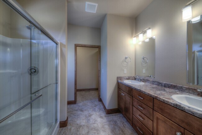 Building Photo - 2 BEDROOM | 2 BATH | DOUBLE GARAGE | SPACIOUS TOWNHOME