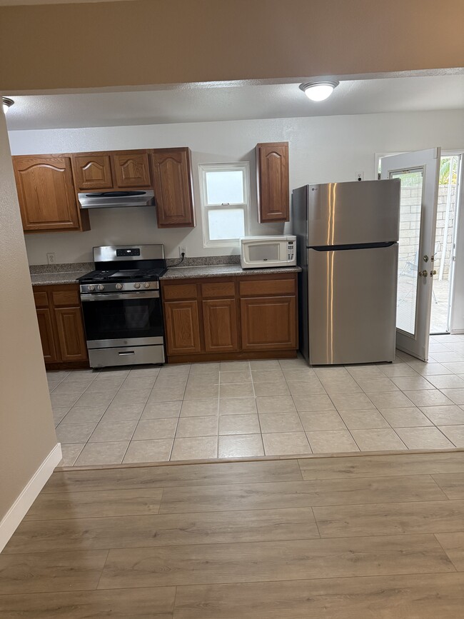 Building Photo - 3733 Rhodes Ln