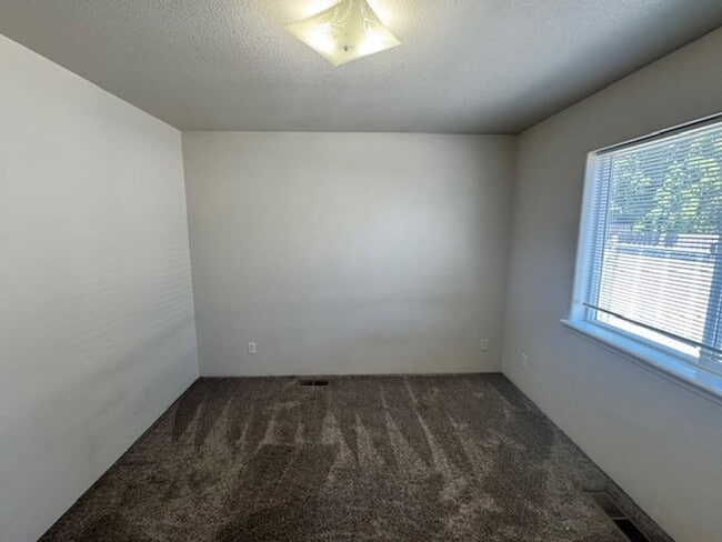 Building Photo - CLEAN SINGLE LEVEL 2 BEDROOM HOME/ WITH DE...
