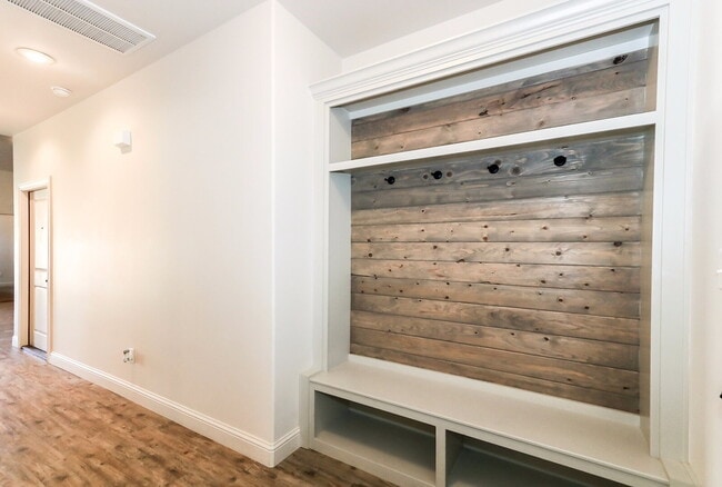 Building Photo - NO DEPOSIT / 6 month or 12 month lease acc...