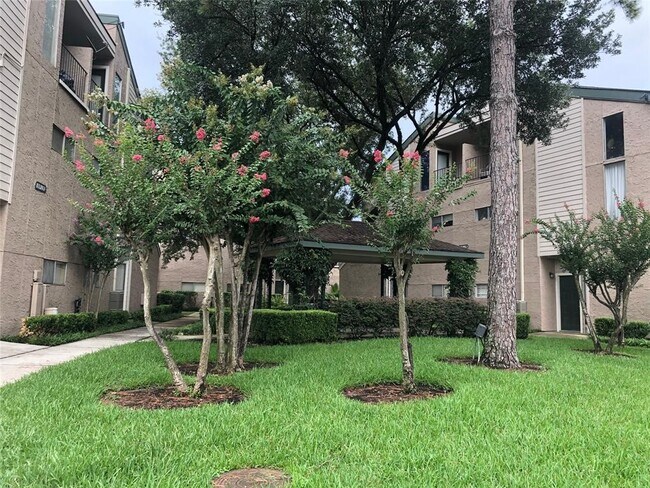 Building Photo - 10855 Meadowglen Ln