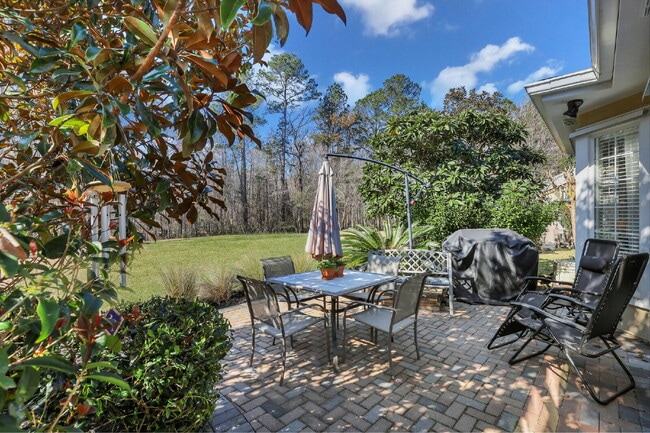 Building Photo - Charming 2-Bedroom, Plus Den Home with 2 F...
