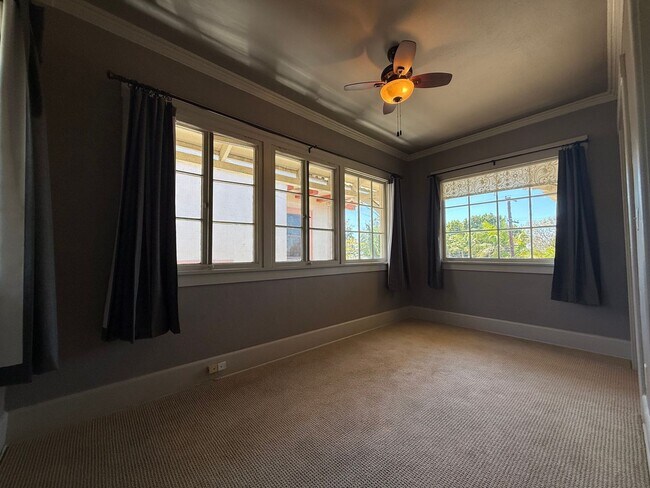Building Photo - Fabulous Bankers Hill location 3 Bedroom Top-floor duplex unit
