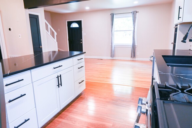 Building Photo - 1001 Willow Lawn Dr