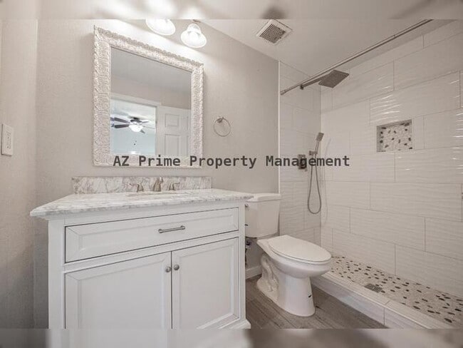 Building Photo - 452 S Mulberry