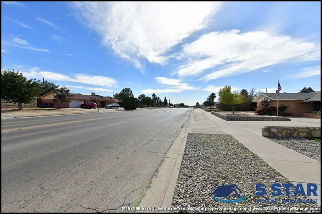 Building Photo - 3217 Wedgewood Dr