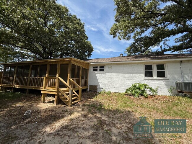 Building Photo - Nice 5 bedroom , 3 bath home located in Mobile.  All approved applications are subject to an 18-m...