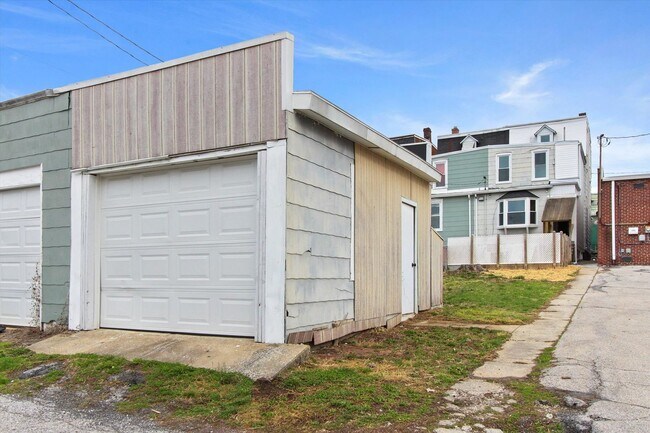 Building Photo - 1020 N George St