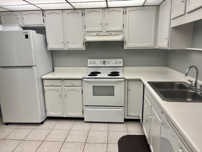 Building Photo - 350 Plum Creek Dr