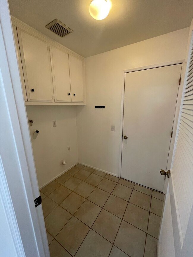 Building Photo - Beautiful 3 Bedroom, 2 Bathroom House w/ a Pool For Rent in Mission Viejo!