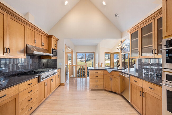 Building Photo - 811 Western Hills Dr