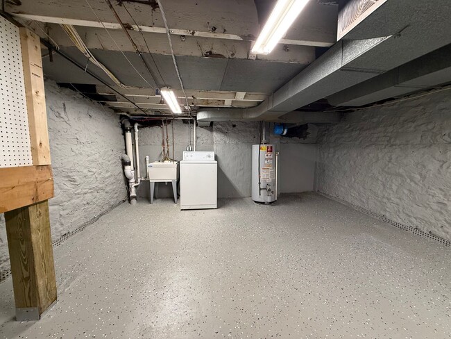 Building Photo - Updated 3BR house with fenced yard!