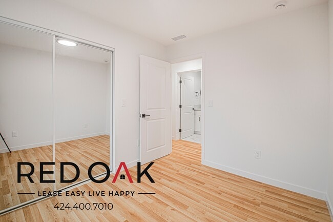 Building Photo - 856 W 47th St