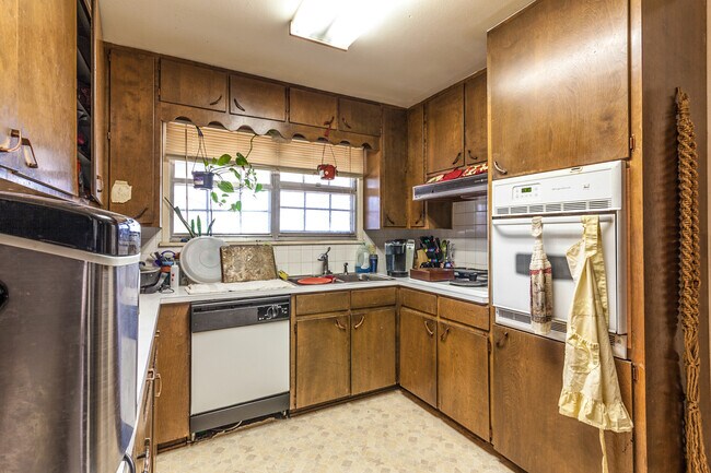 Building Photo - 1100 Skyline Dr