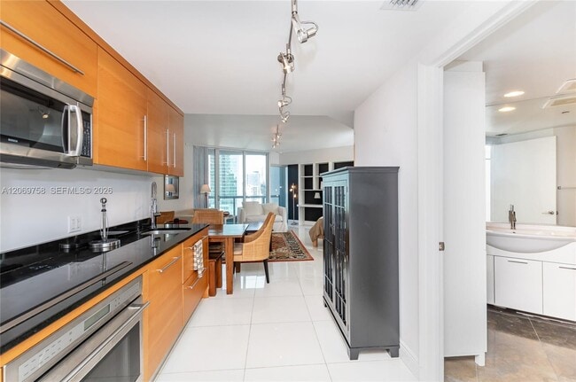 Building Photo - 475 Brickell Ave