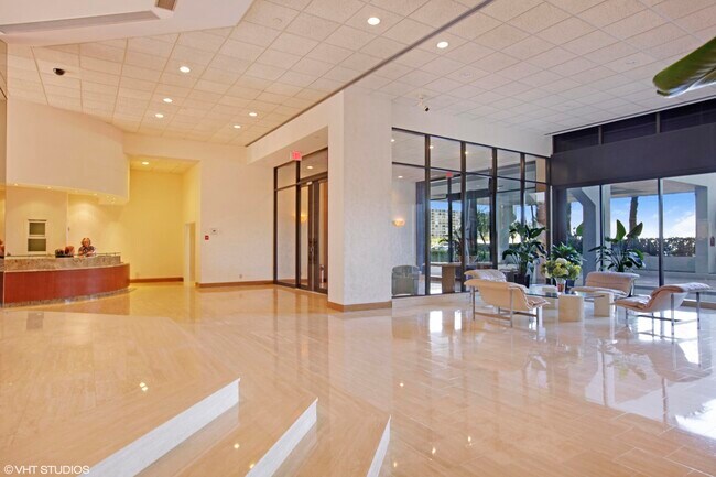 Building Photo - 100 Lakeshore Dr