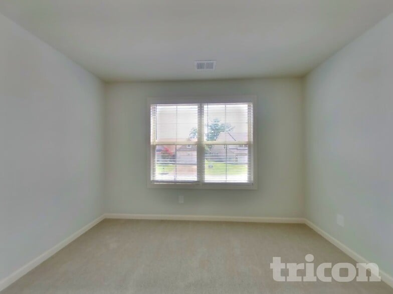Building Photo - 3013 Alan Dr