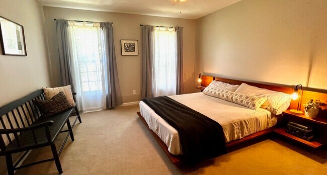 Master bedroom - 173 Bellhaven Dr