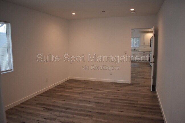 Building Photo - 815 Lees Ave