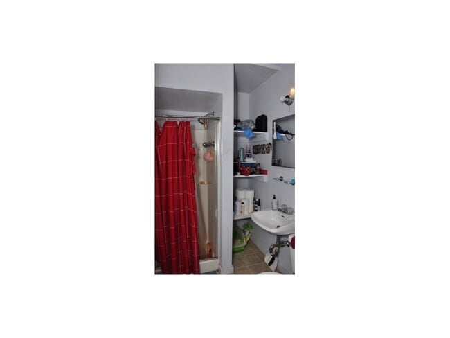 Building Photo - Great Garage Apartment in Hyde Park!