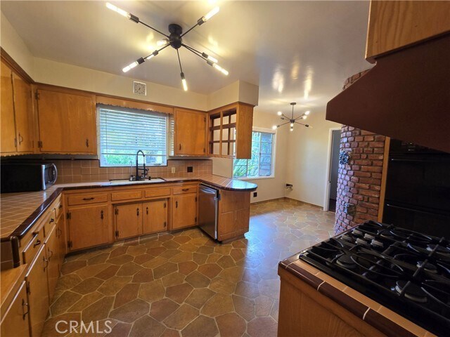 Building Photo - 932 W Granada Ct