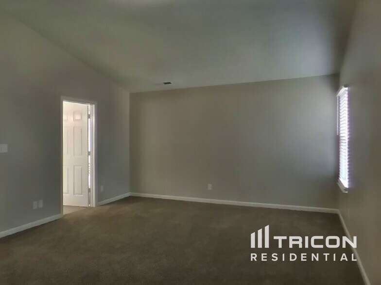 Building Photo - 1233 River Ridge Dr