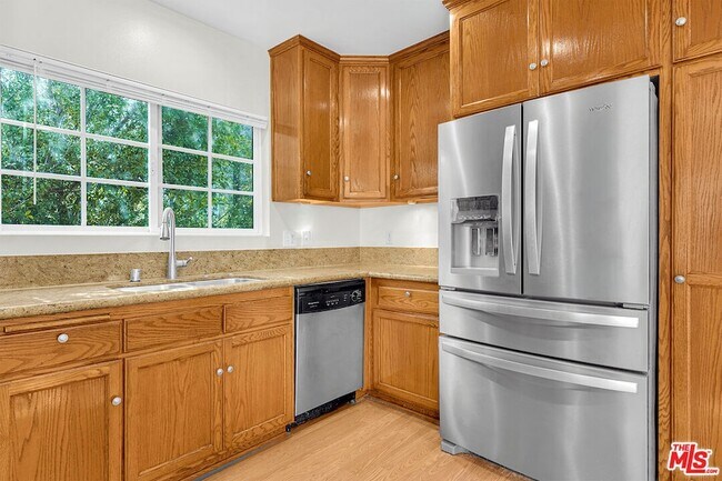 Building Photo - 743 N Las Palmas Ave