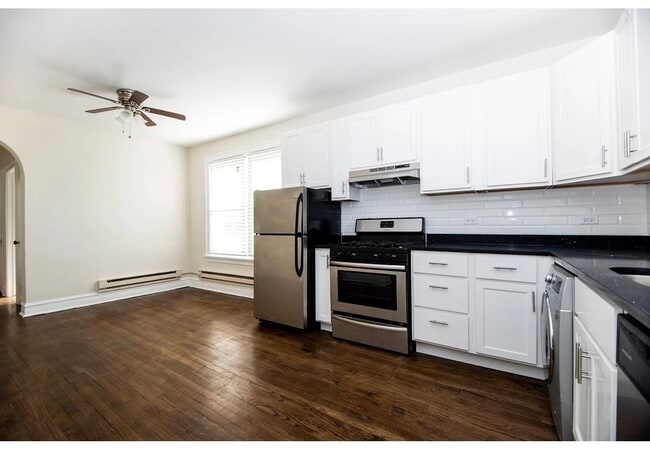 Building Photo - 918 Green Bay Rd