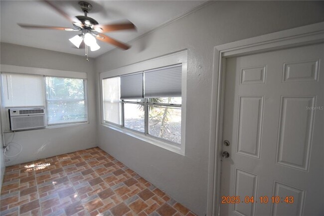 Building Photo - 402 S Comet Ave