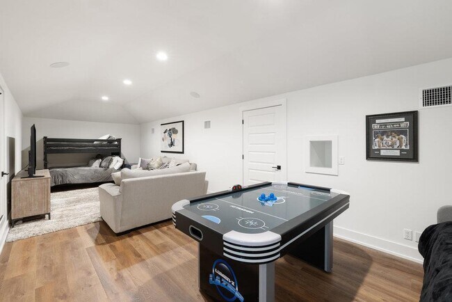 Building Photo - 223 Golden Bear Dr