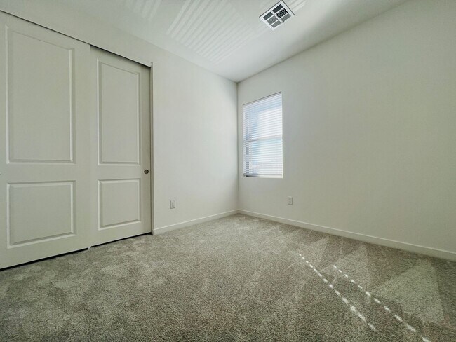 Building Photo - s 4 bedroom 2.5 Bathrooms with Loft, home ...