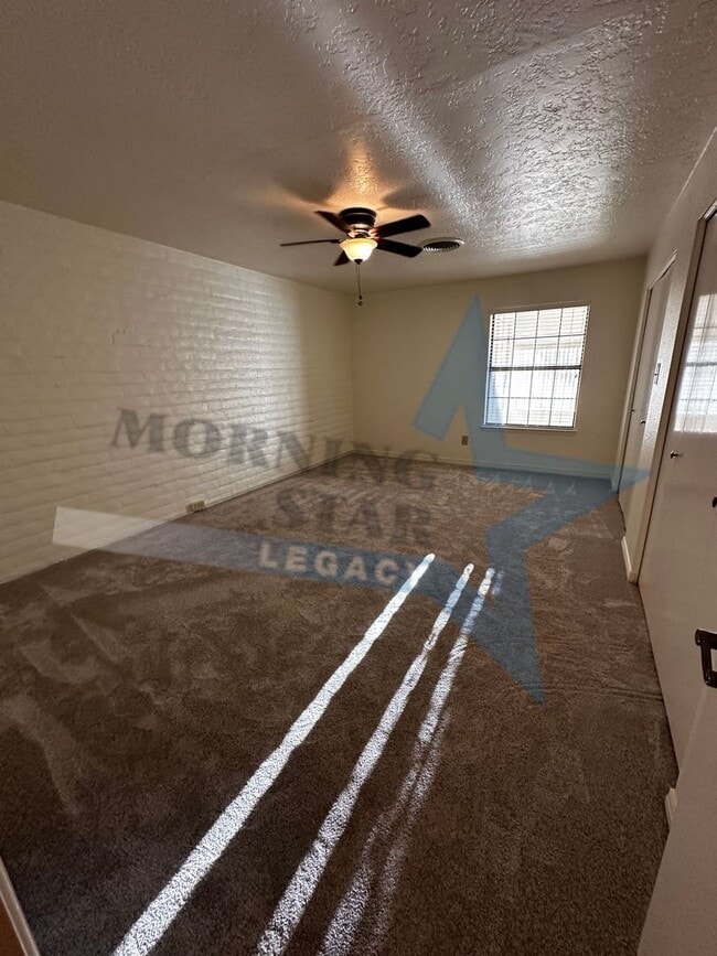 Building Photo - Large 2 bedroom with sunroom in immaculate condition.  Telshor neighborhood with garage!