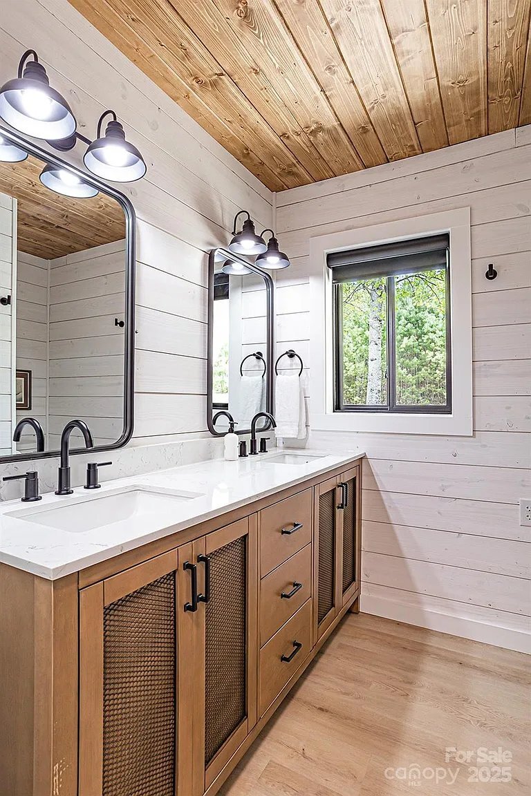 Building Photo - 826 Shumont Rd