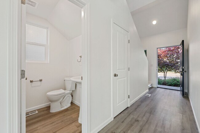 Building Photo - Like-New Tumwater Hill Home with A/C - 3 beds, 2.5 baths