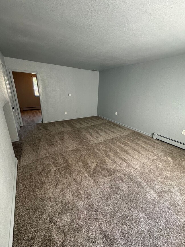 Building Photo - Updated 2 Bedroom 2 Bathroom with Bonus room!