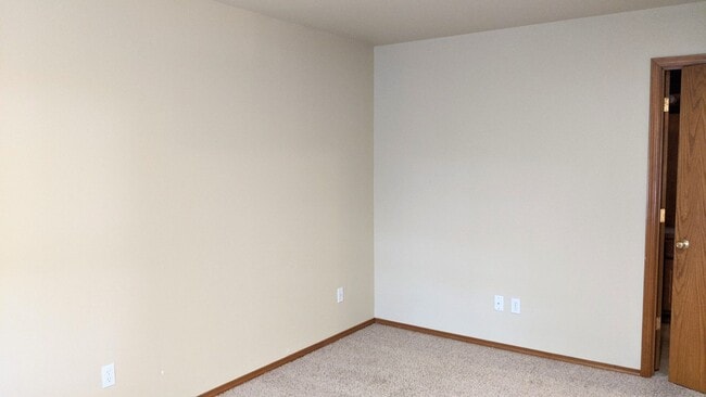 Building Photo - Spacious Four Bedroom in Great Location!