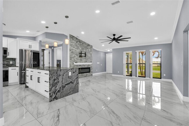 Building Photo - 702 NW Orchid St