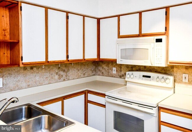 Building Photo - 3303 Wyndham Cir
